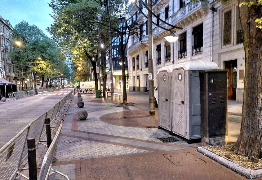 Baños portátiles en la calle