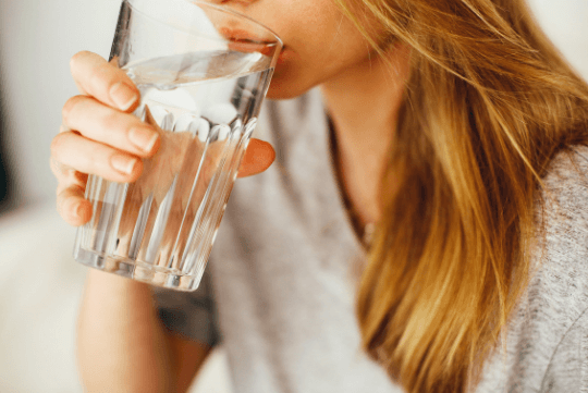 Persona bebiendo agua